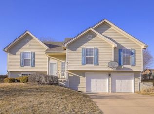 2144 SW Sterling Dr, Lees Summit, MO 64081