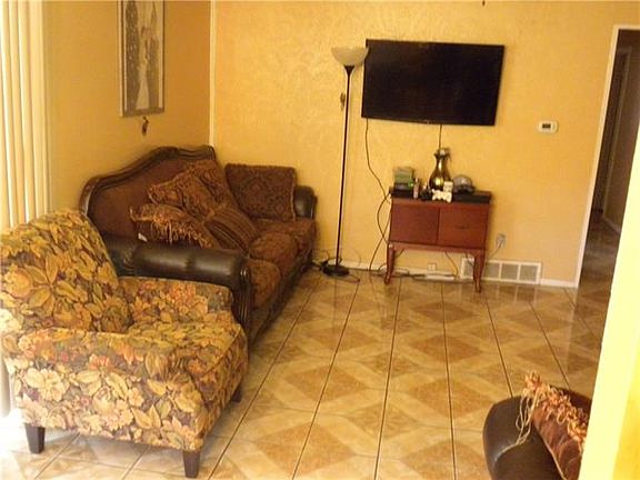 5th image of 2912 Catalina Dr