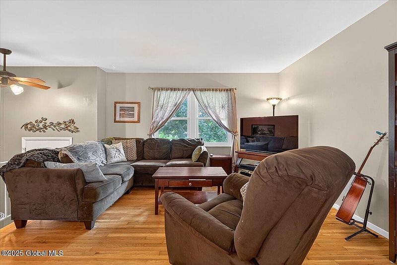 5th image of 22 Teakwood Drive