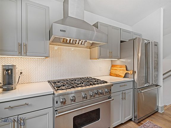 3rd image of 28 Aspen Leaf Dr