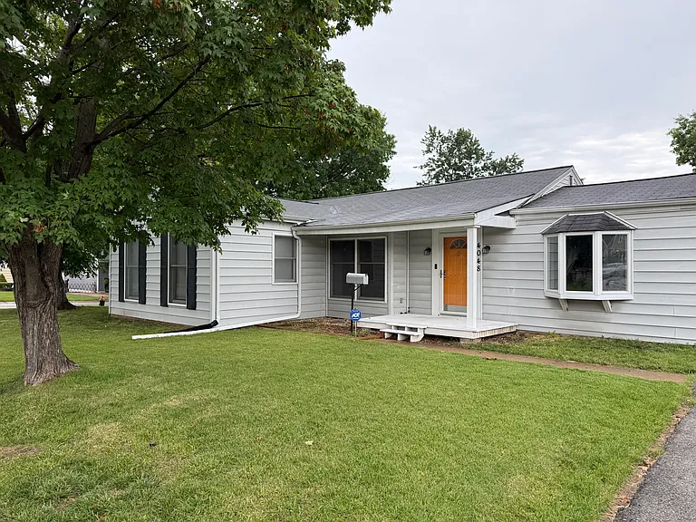 4048 Blow St — Photo 1