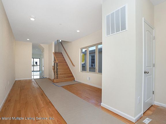 4th image of 232 Mallory Ave
