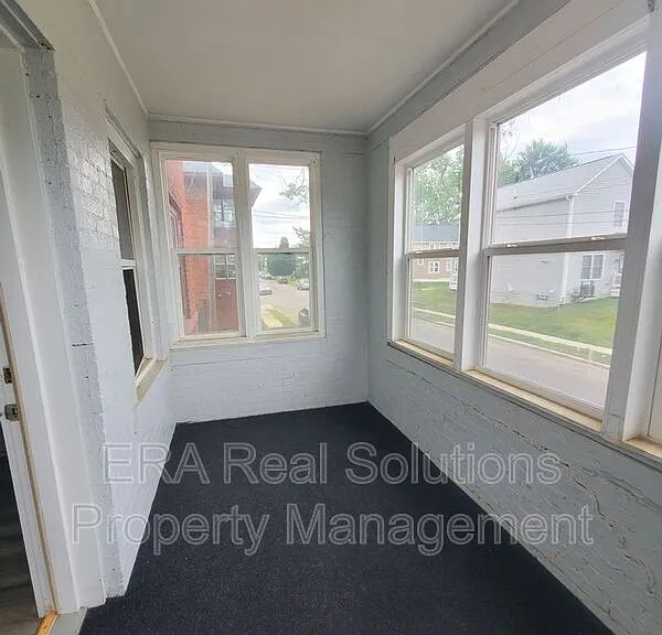 1092 Oakwood Ave — Photo 4