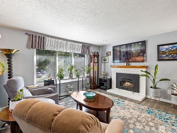3rd image of 225 Paradise Parkway