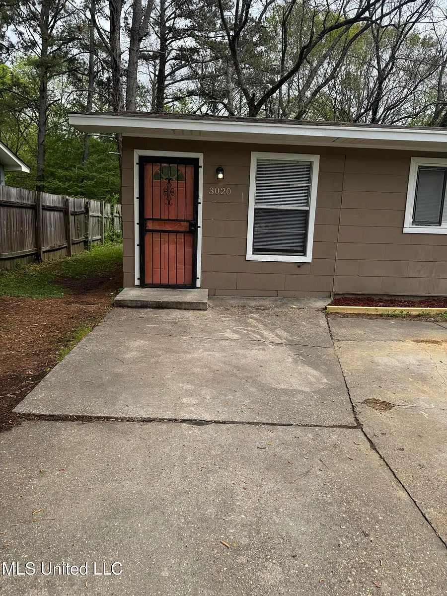 Building Photo - 3020 Lakewood Dr