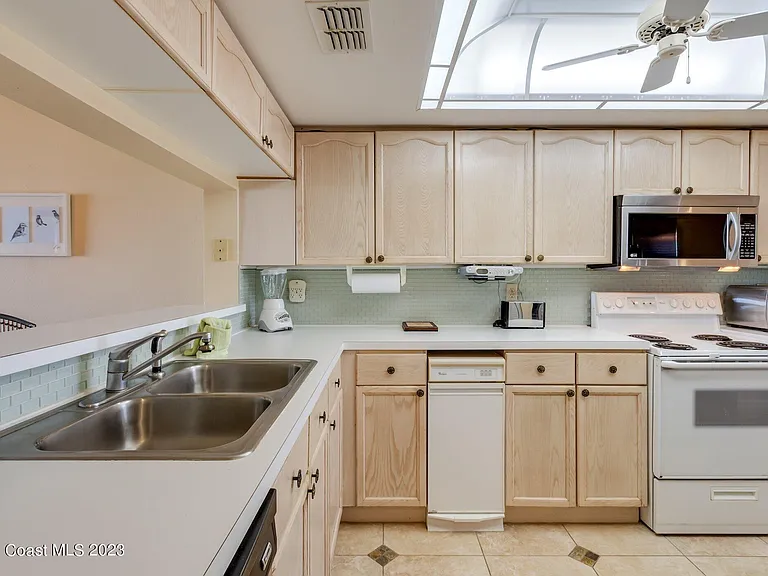 555 Harrison Ave #402 — Photo 15