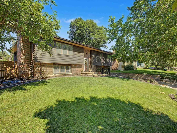 1417 Highland Dr, Manhattan, KS 66503