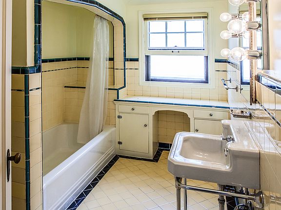  Bath - upstairs