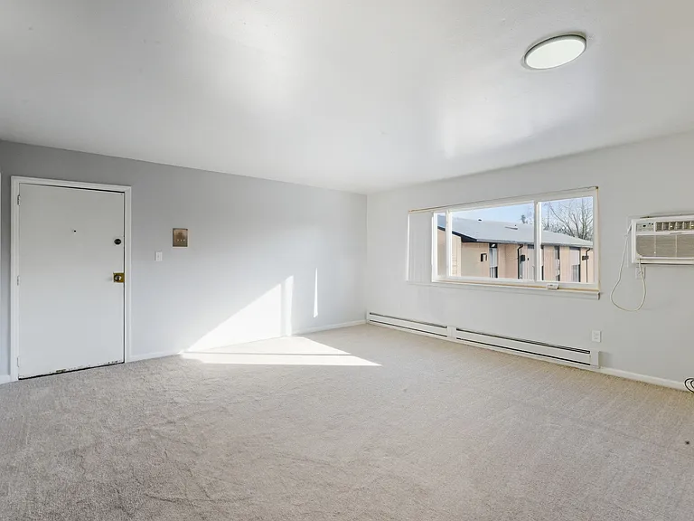 Hubbard Apartments — Photo 23