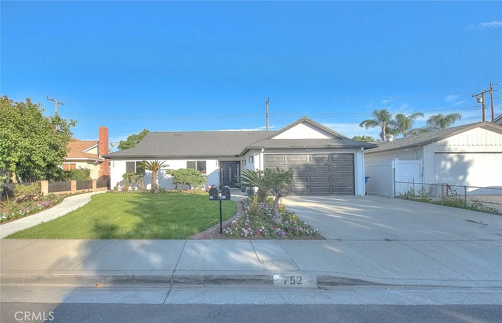4 bed, 2.0 bath, 1504 sqft, $4,100 — Photo 2