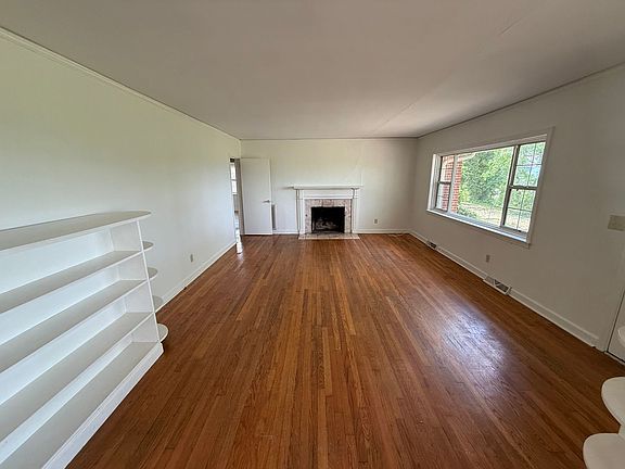 2nd image of 114 Lookout Cir SW