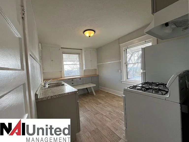 2630 Douglas St — Photo 4