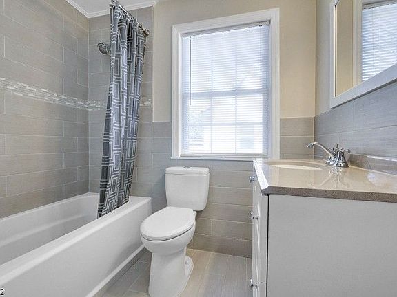 Full bathroom (2nd floor)