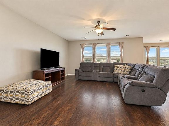 3rd image of 709 Lakeshore Village Dr