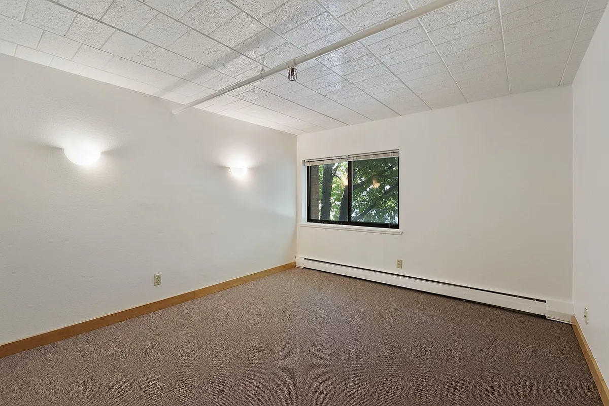 Building Photo - 2125 W Kilbourn Ave