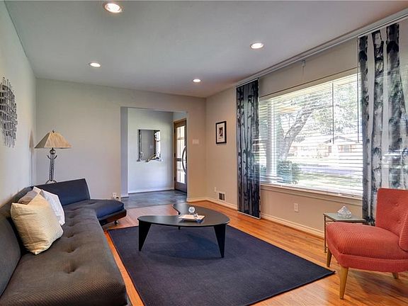 5th image of 6832 Kingsbury Dr