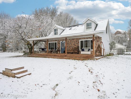 8566 Meyers Ln, Pinckney, MI 48169