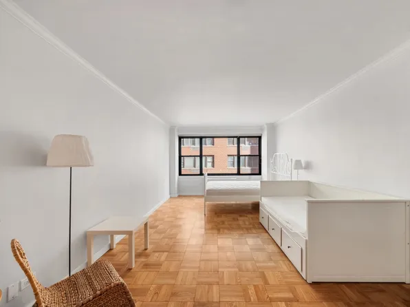 301 East 64th Street 4J image 1 of 4