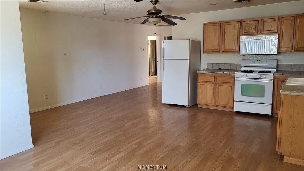 2 bed, 2.0 bath, 1391 sqft, $1,400 — Photo 3