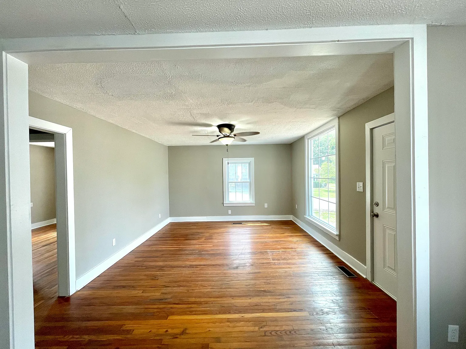 2 bed, 1.0 bath, 860 sqft, $950 — Photo 2