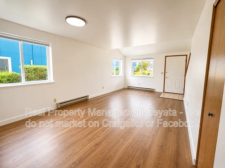 2915 Moore St — Photo 3