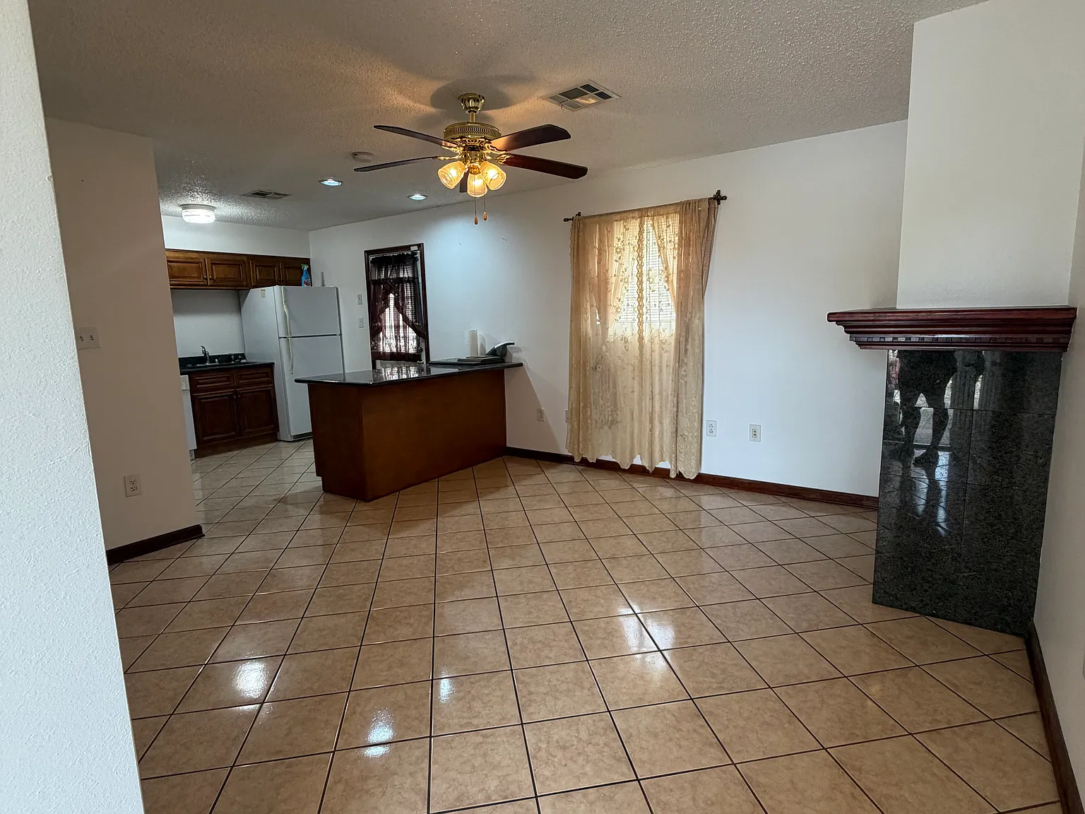 3 bed, 1967 sqft, $1,650 — Photo 2