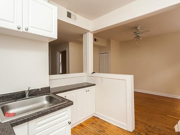 3rd image of 550 W Aldine Ave #W3