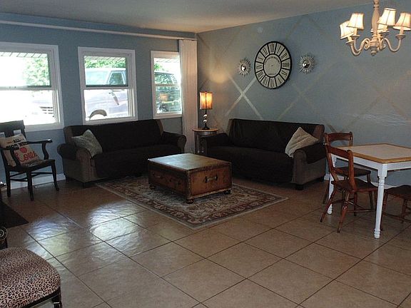 3rd image of 3421 Queenswood Blvd