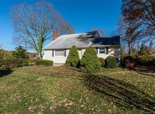 11 Wauneta Rd, Trumbull, CT 06611