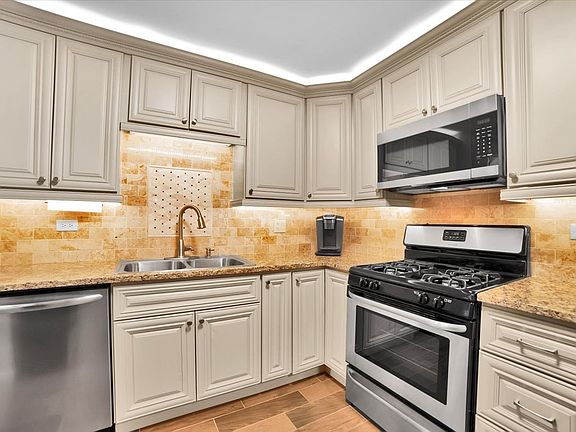 3rd image of 950 E Wilmette Rd Unit 325