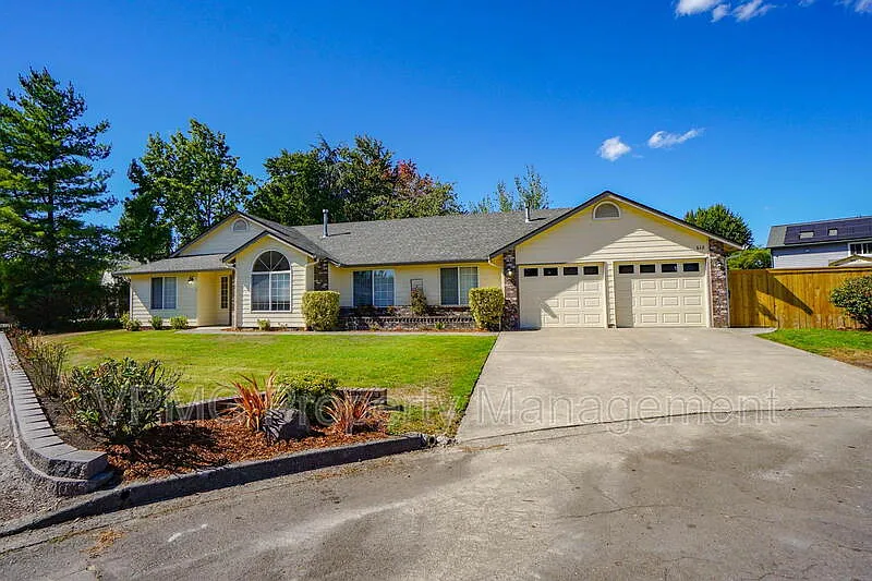 4 bed, 2.5 bath, 2248 sqft, $3,295 — Photo 3