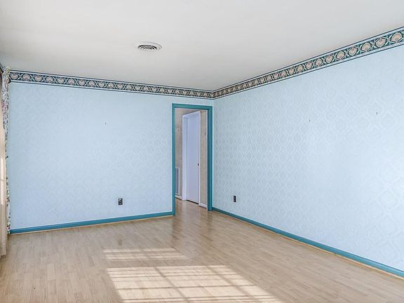 4th image of 1800 Pinecrest Ln