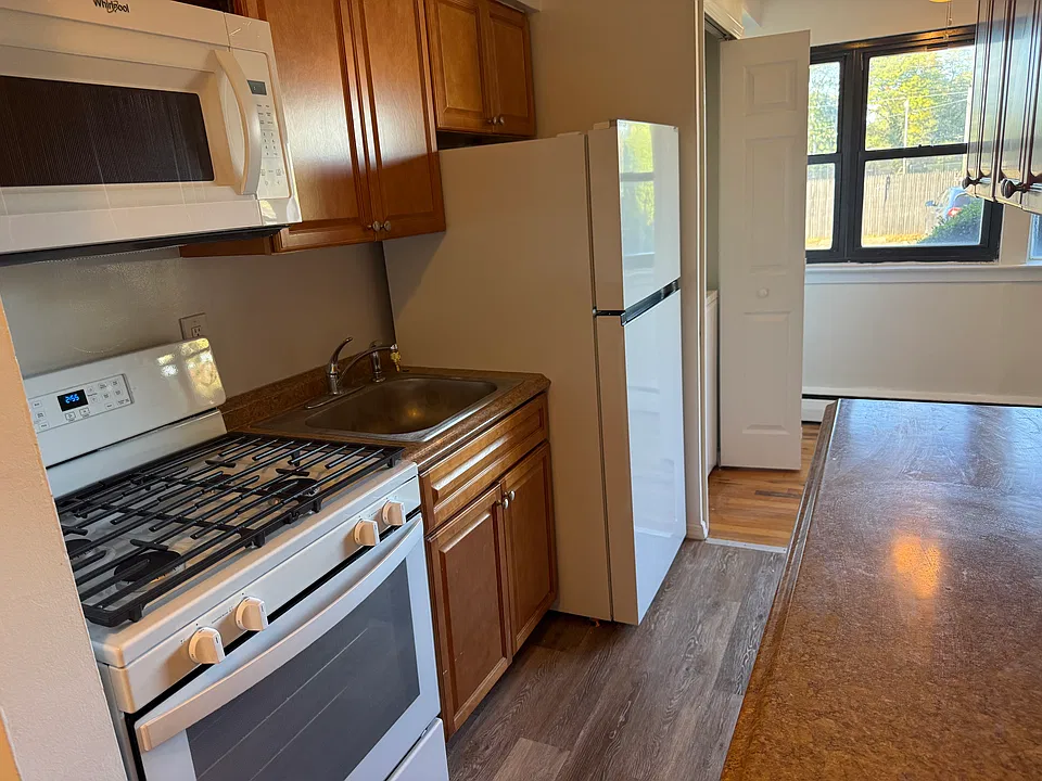 159 Nassau Ave #1D