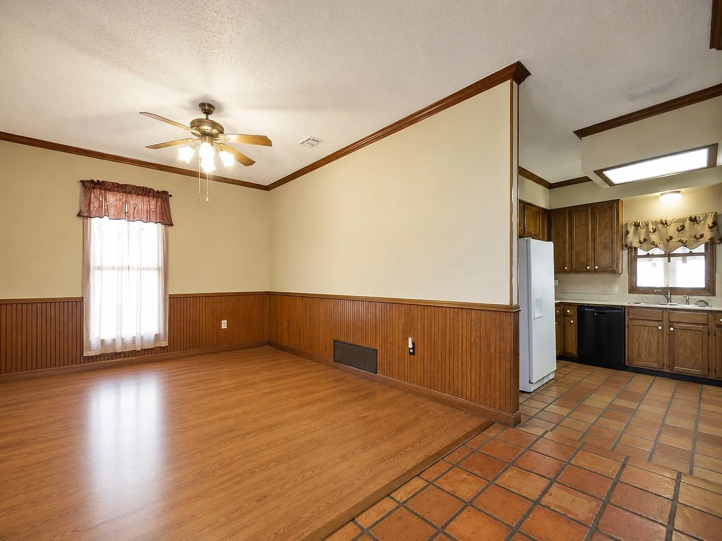 4 bed, 2.5 bath, 2548 sqft, $3,600 — Photo 4