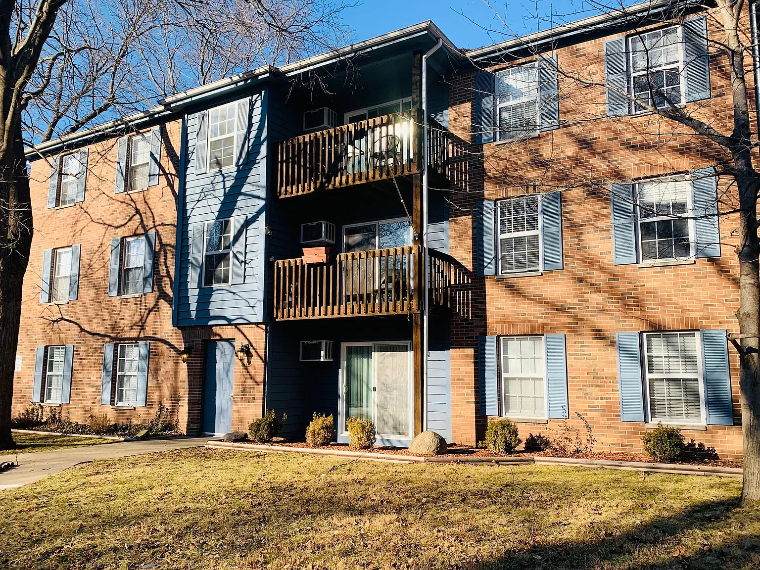 Dodge Street Apartments — Photo 1