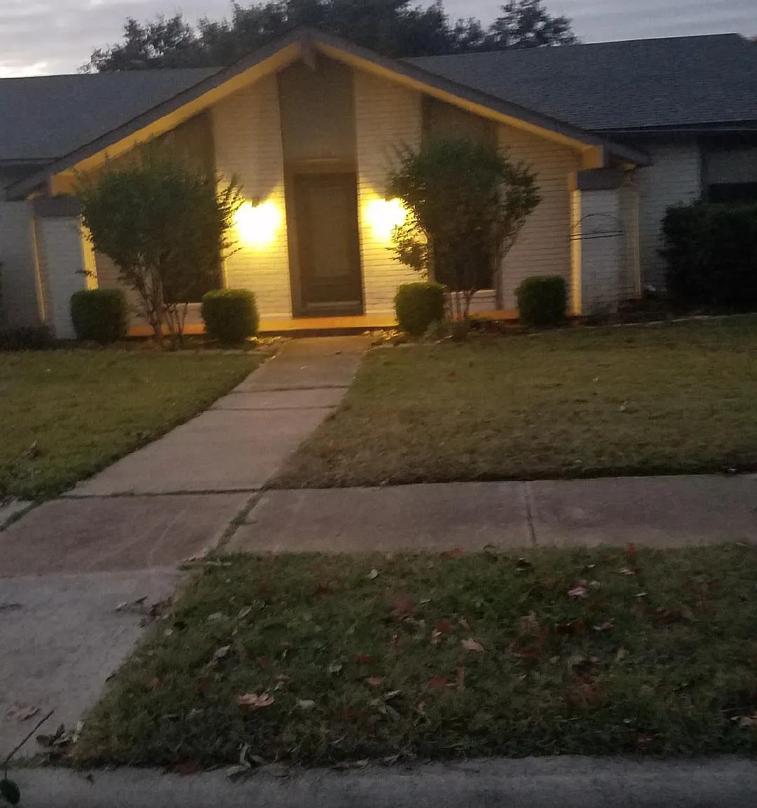 3 bed, 2200 sqft, $2,390 — Photo 2