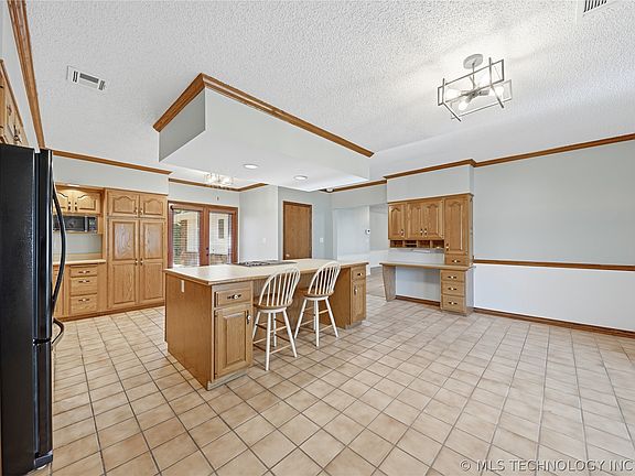 3rd image of 142 N Salt Creek Dr