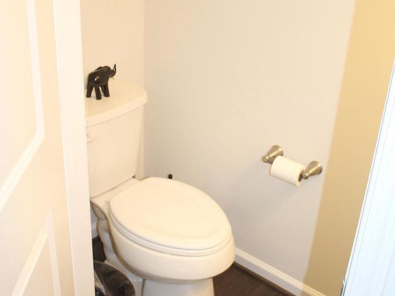 2nd image of 725 Ravenwood Dr