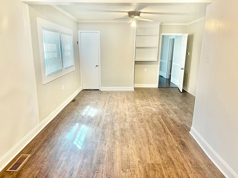 690 Robertson Rd E — Photo 12