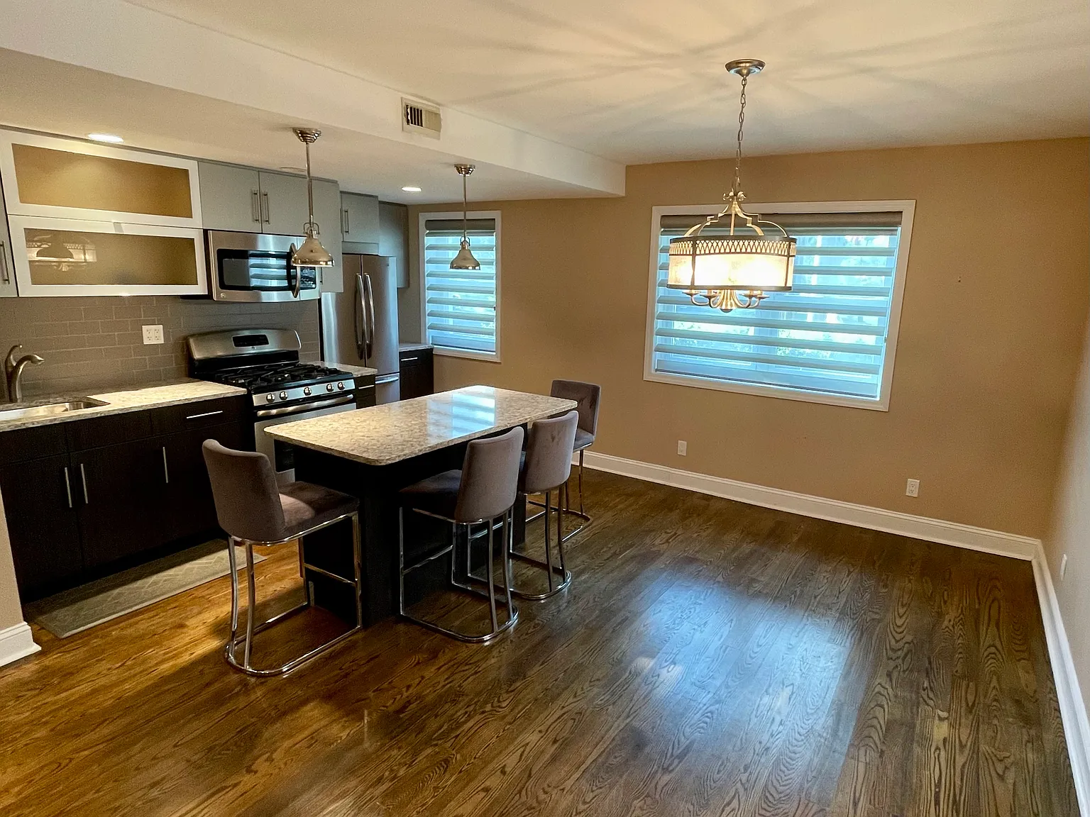 2 bed, 900 sqft, $2,900 — Photo 2