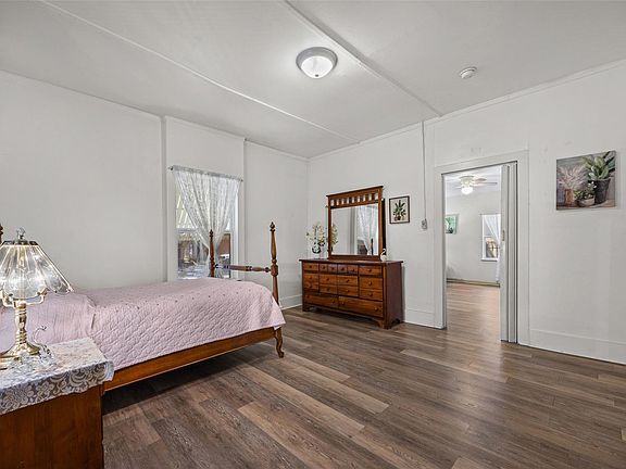 4th image of 906 W Elizabeth St