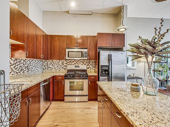3rd image of 740 W Fulton St APT 1010