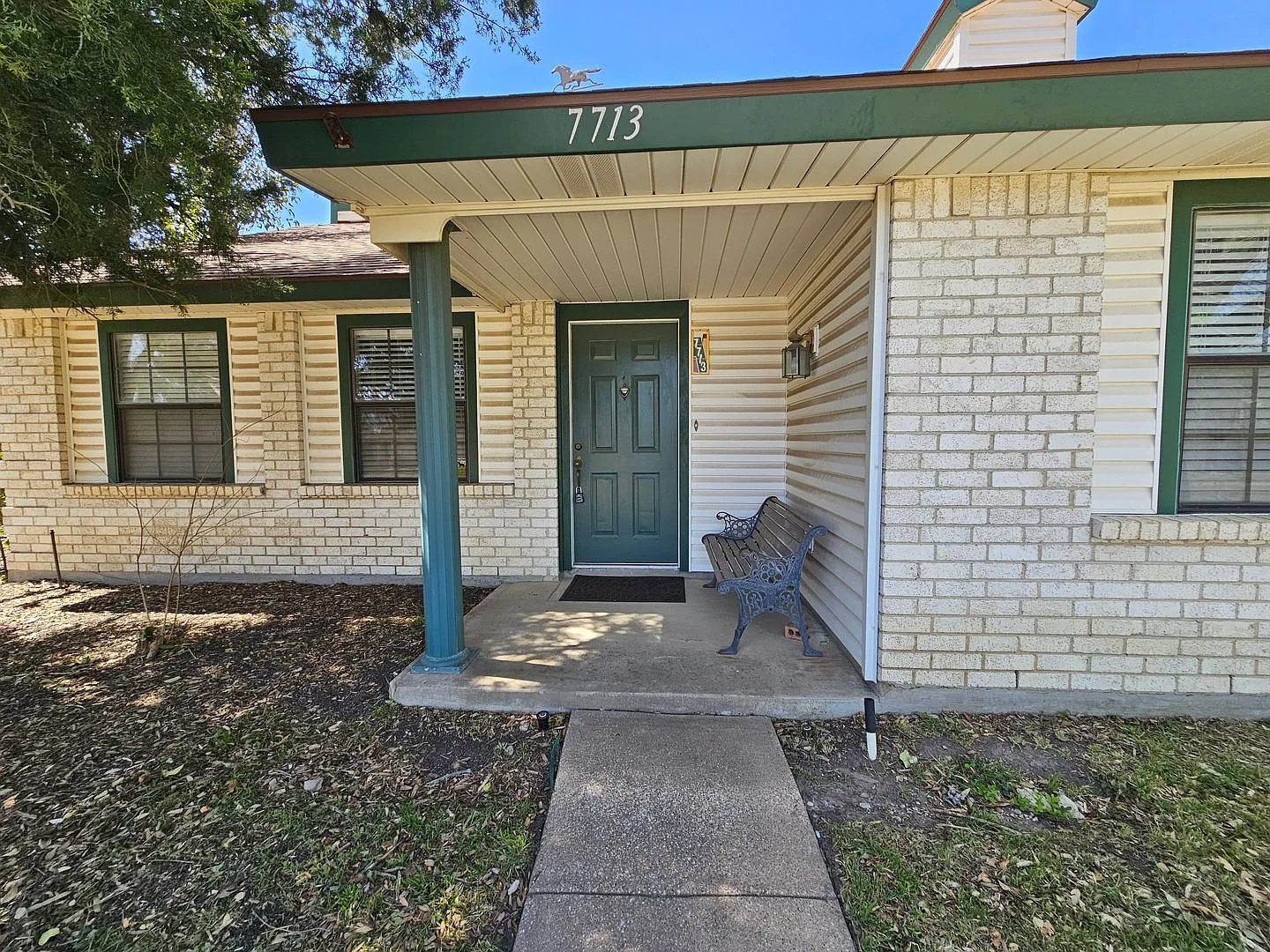 Spacious ranch-style home located on a corner lot in Plano — Photo 3