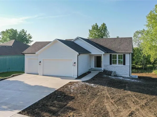 129 S 16th Ter, Louisburg, KS 66053
