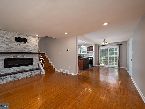 3rd image of 403 Lori Ln