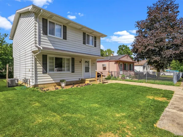 1405 E Williamson St, Burton, MI 48529