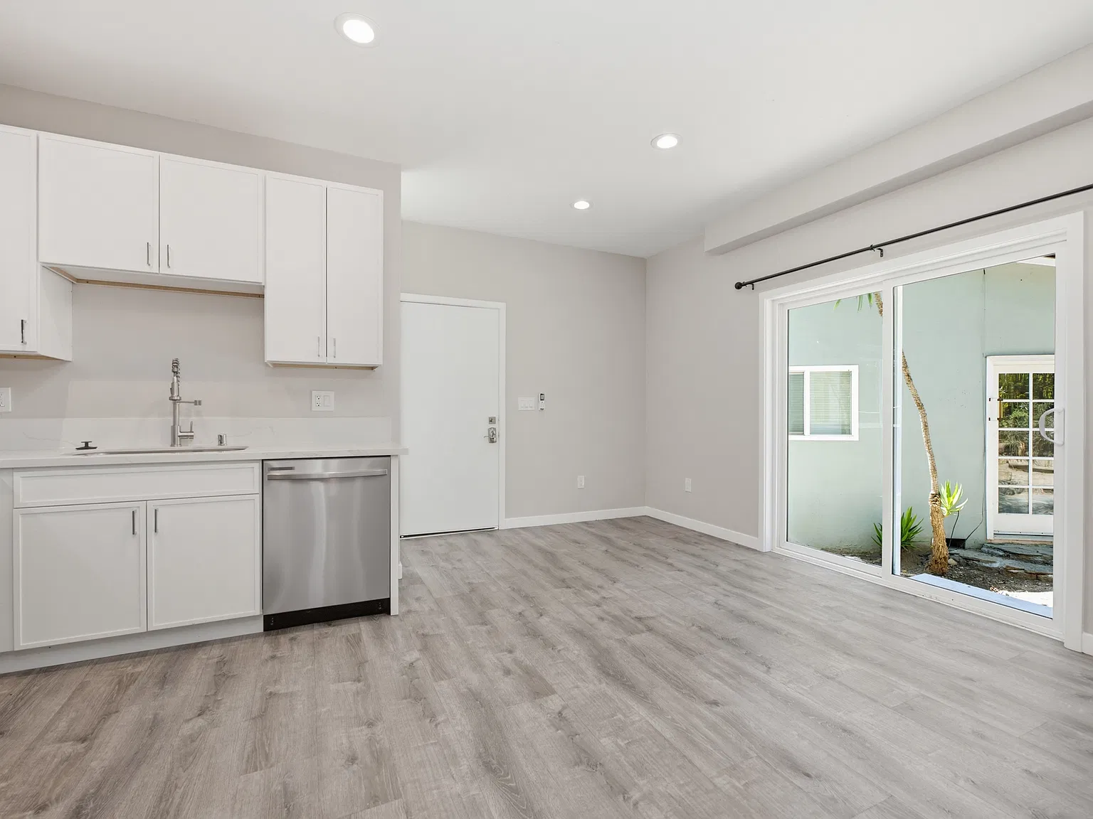 5 bed, 1200 sqft, $6,400 — Photo 4