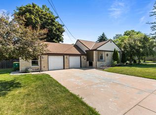 1140 Hickory Hill Dr, Green Bay, WI 54304