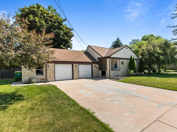 1140 Hickory Hill Dr, Green Bay, WI 54304