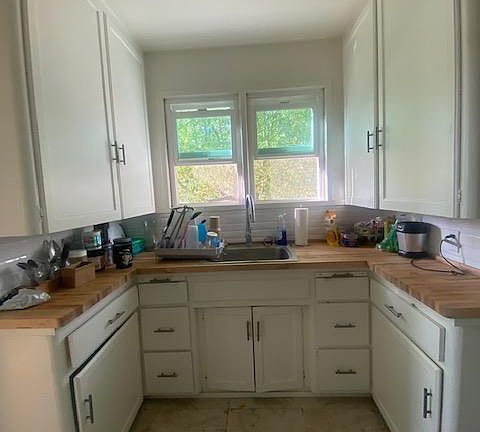 Cute & tidy kitchen.